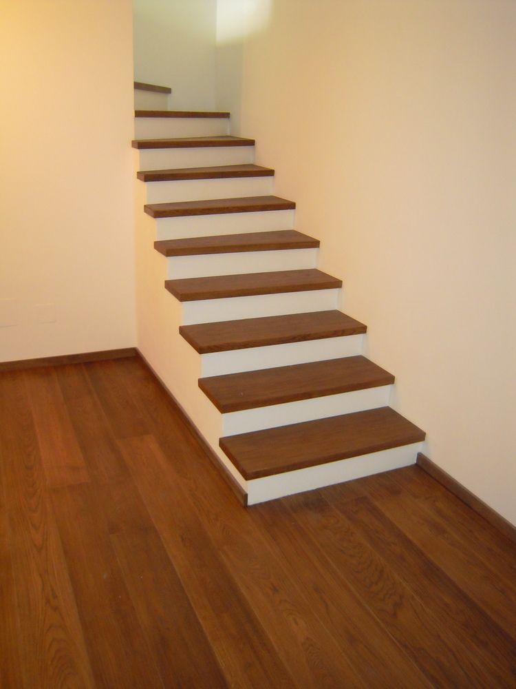 Podłoga dębowa w kolorze teaku oraz stopnie schodów w tym samym kolorze (dom prywatny)