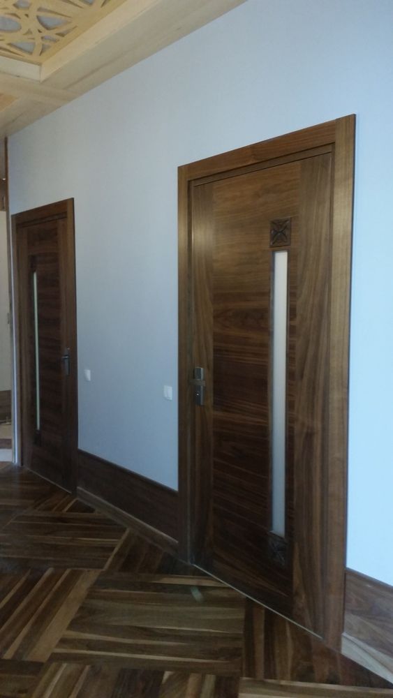 Podłoga i drzwi orzechowe w apartamencie w Poznaniu (osiedle City Park)